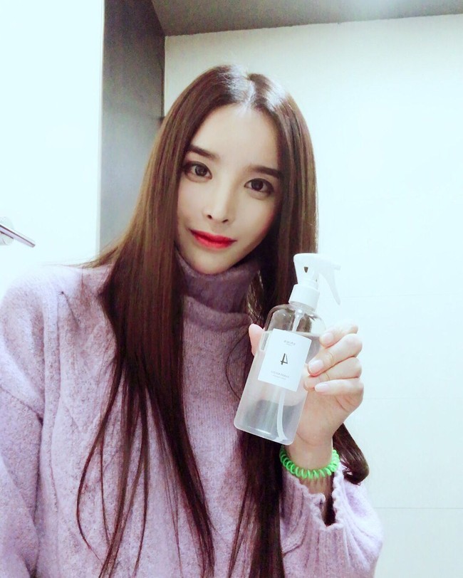 Punya kulit putih mulus, cantik dan terlihat sangat feminin, siapa sangka model Korea ini dulunya pria? Harisu disebut-sebut sebagai model transgender pertama di Korea. Dia mengumumkan bahwa dirinya wanita tran di tahun 2001.  Foto: Instagram