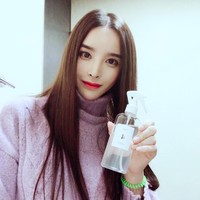 Punya kulit putih mulus, cantik dan terlihat sangat feminin, siapa sangka model Korea ini dulunya pria? Harisu disebut-sebut sebagai model transgender pertama di Korea. Dia mengumumkan bahwa dirinya wanita tran di tahun 2001.  Foto: Instagram