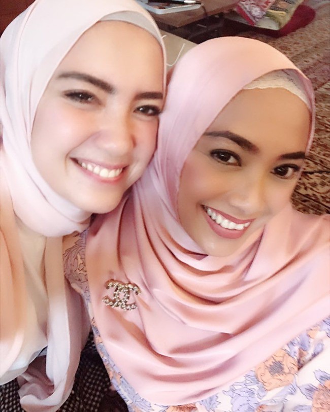 Namun, dari Instagram-nya, kini Tia Ivanka konsisten mengunggah foto-fotonya memakai hijab. Penampilan barunya itu tak kalah cantik dibandingkan saat ia menjadi Mbak Yul dalam sinetron Tuyul dan Mbak Yul yang pernah hits tahun 2000-an. Foto: Instagram Tia Ivanka