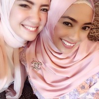 Namun, dari Instagram-nya, kini Tia Ivanka konsisten mengunggah foto-fotonya memakai hijab. Penampilan barunya itu tak kalah cantik dibandingkan saat ia menjadi Mbak Yul dalam sinetron Tuyul dan Mbak Yul yang pernah hits tahun 2000-an. Foto: Instagram Tia Ivanka
