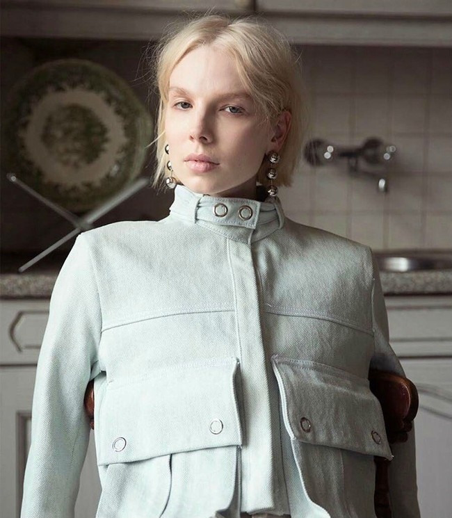 Model cantik asal Belanda, Valentijn De Hingh memulai kariernya sejak usia 8 tahun saat ia pertamakalinya didokumentasikan sebagai anak lelaki yang bermasalah dengan identitas gender di sebuah acara TV. Di usia ke-17, model setinggi 180 cm itu tumbuh sebagai wanita dengan tubuh model proporsional dan mulai masuk agensi model di Amsterdam. Kemudian ia mengembangkan karier di Paris dan masuk di agensi ternama, IMG Models. Foto: Instagram