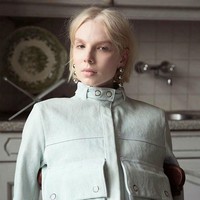 Model cantik asal Belanda, Valentijn De Hingh memulai kariernya sejak usia 8 tahun saat ia pertamakalinya didokumentasikan sebagai anak lelaki yang bermasalah dengan identitas gender di sebuah acara TV. Di usia ke-17, model setinggi 180 cm itu tumbuh sebagai wanita dengan tubuh model proporsional dan mulai masuk agensi model di Amsterdam. Kemudian ia mengembangkan karier di Paris dan masuk di agensi ternama, IMG Models. Foto: Instagram