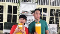 Kali ini Yuda dan Putri Miranti membuat minuman mangga ala Thailand yang sempat ngetren. Hmmm... seger banget ya jus mangganya? Foto: Instagram yudabustara