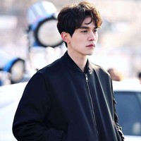 Lee Dong Wook memiliki bibir yang berwarna merah alami. Banyak orang mengira kalau dia suka memakai lip tint. Tapi ia mengatakan warna merah bibirnya itu karena suhu tubuhnya yang lebih panas dari orang kebanyakan. Foto: Instagram