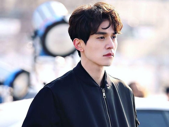 Lee Dong Wook memiliki bibir yang berwarna merah alami. Banyak orang mengira kalau dia suka memakai lip tint. Tapi ia mengatakan warna merah bibirnya itu karena suhu tubuhnya yang lebih panas dari orang kebanyakan. Foto: Instagram