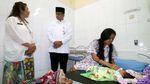 Kunjungi Puskesmas, Anies Gendong Bayi