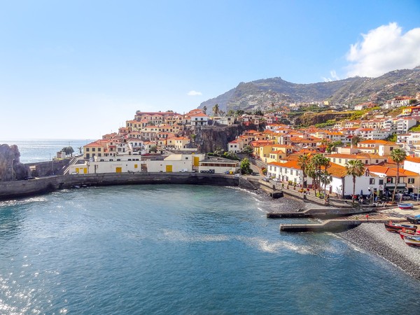 Nah, seolah tak ingin merepotkan turis, Pulau Madeira akhirnya berinisiatif untuk menggratiskan baya tes COVID-19 bagi para turis yang baru datang dan belum punya dokumen. Foto: (Thinsktock) Nah, seolah tak ingin merepotkan turis, Pulau Madeira akhirnya berinisiatif untuk menggratiskan baya tes COVID-19 bagi para turis yang baru datang dan belum punya dokumen. Foto: (Thinsktock)