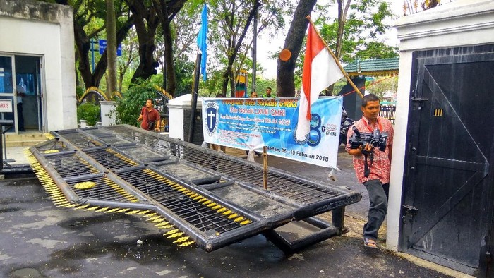 Bum!!! Gerbang DPRD Sumut Tumbang Didobrak Mahasiswa Penolak UU MD3