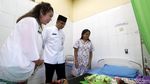 Kunjungi Puskesmas, Anies Gendong Bayi
