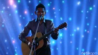 Ia pun melanjutkan dengan lagu ‘Mendua’.