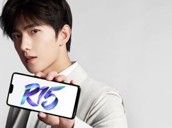 Penampakan Oppo R15  Dalam Genggaman