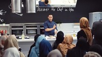 Yuda Bustara mengenyam pendidikan kuliner di Taylor’s College School of Hospitality Tourism, Malaysia. Ini aksinya jelang memulai demo masak. Foto: Instagram yudabustara