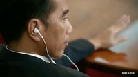 Tampak dalam video berdurasi 50 detik itu Jokowi tengah mendengar musik dari ponsel melalui sebuah headset (Foto: Dok. Instagram Jokowi)
