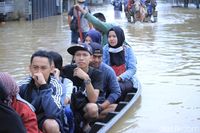 Perahu jadi salah satu pilihan warga saat banjir melanda Kabupaten Bandung. 