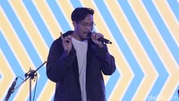 Sebagai penutup, lagu miliknya bersama Dipha Barus  Made in Jakarta membuat suasana makin berwarna.