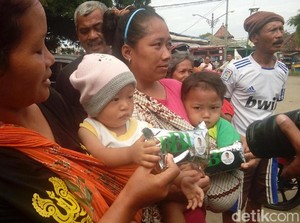 Kunjungi Pasar Kanoman Cirebon, Deddy Mizwar Bagikan Biskuit Bayi
