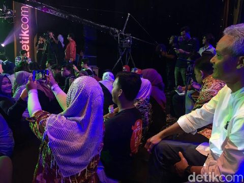 Ganjar tampak menikmati acara d'Hot Music Day