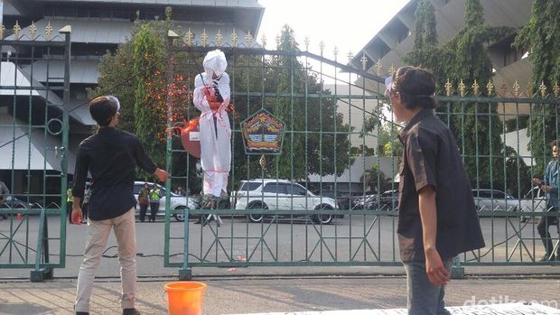 Tolak UU MD3, Mahasiswa Semarang Bakar Pocongan di Tengah Jalan