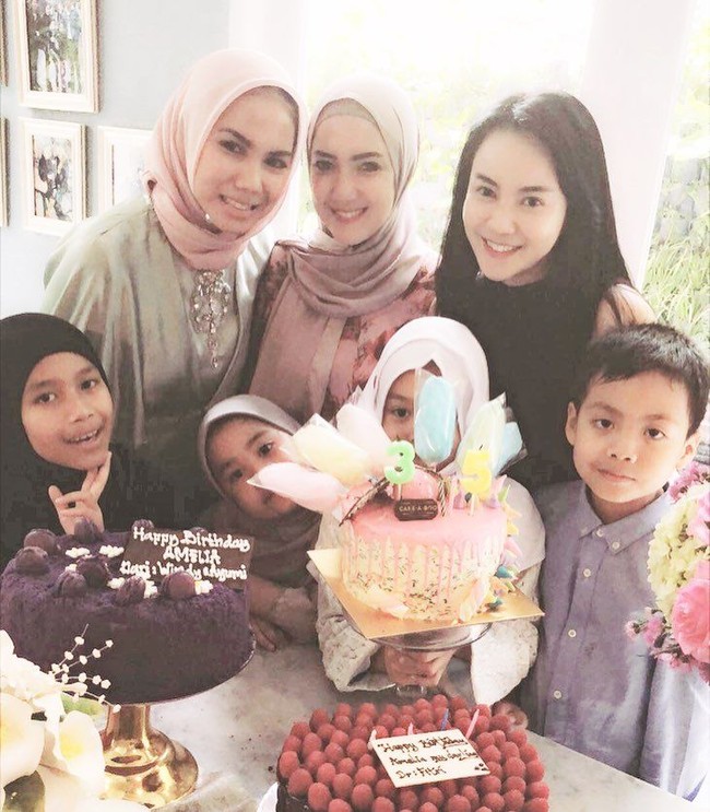 Ia pun pernah memakai pashmina sifon yang warna solid. Tia Ivanka hampir tak pernah memakai hijab bermotif. Foto: Instagram Tia Ivanka