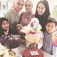 Ia pun pernah memakai pashmina sifon yang warna solid. Tia Ivanka hampir tak pernah memakai hijab bermotif. Foto: Instagram Tia Ivanka