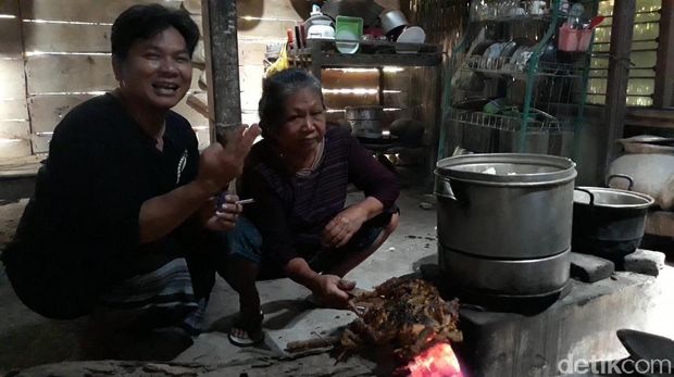 Keluarga membuat jenang sengkolo