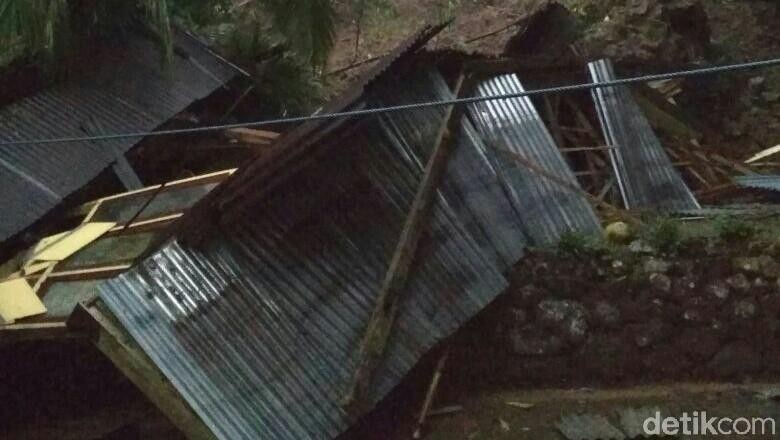 Longsor Terjang Rumah Warga di Kebumen Longsor Terjang Rumah Warga di Kebumen