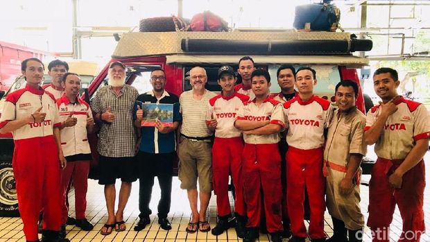Bule Swiss Keliling Dunia Naik Land Cruiser, Mampir ke Indonesia