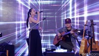 Angela juga membawakan lagu barunya yakni Show What You Got.