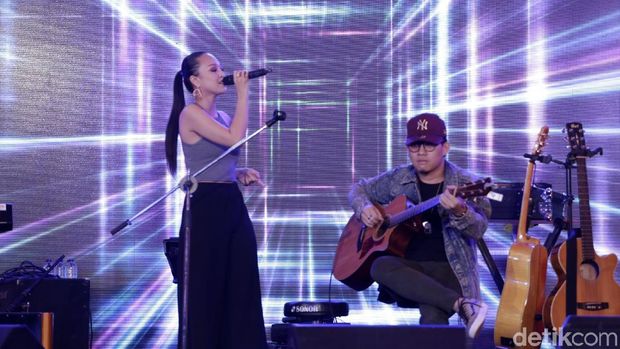 Angela Vero Bawakan Single Baru 'Show What You Got' di d'HOT Music Day 2018