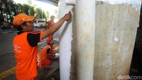 Ada beberapa petugas yang tengah mengerjakan proyek ini.