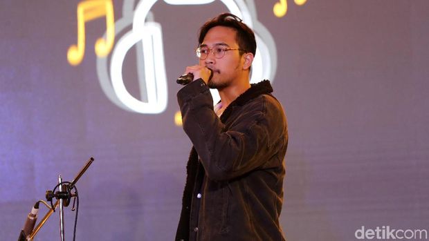 Adrian Khalif saat tampil di d'HOT Music Day 2018.