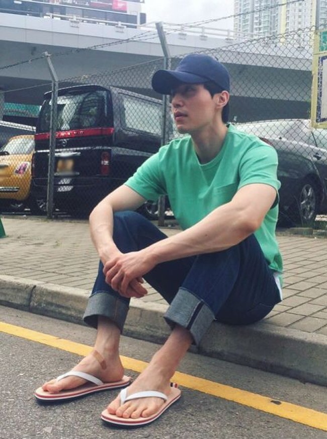 Santai pakai jeans dan sandal jepit pun, Lee Dong Wook tetap terlihat ganteng. Foto: Instagram