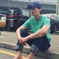 Santai pakai jeans dan sandal jepit pun, Lee Dong Wook tetap terlihat ganteng. Foto: Instagram