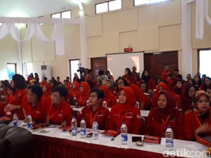 Hasto Minta Kader Perempuan PDIP Perkuat Peradaban Politik