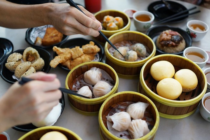 Hasil gambar untuk menyantap pangsit dim sum