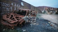 Perbatasan AS-Meksiko membentang sepanjang 25.650 km, sekitar 8.829 km di antaranya dibatasi oleh pagar besi yang sudah usang dimakan usia. Mario Tama/Getty Images.