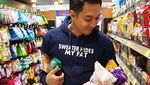 Lihat Nih, Ketika Mario Kahitna Cicipi Kungfu Tea hingga Mampir Beli Buah ke Pasar