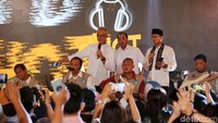 Bahkan para penonton ikut berdiri dan bernyanyi. Rifkianto Nugroho/detikFoto.