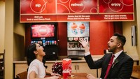  Adegan lempar popcorn ke mulut Isabella ini dengan cepat diabadikan oleh Rich Photography. Hal yang biasa ternyata bisa terlihat menggemaskan. Foto: evanrphotography