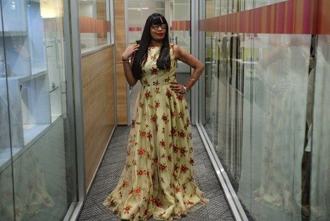 Deepmala Tiwary adalah korban siraman air keras lainnya yang ikut ambil bagian dalam fashion show inspiratif ini. “Apa yang orang lain pikirkan tentang kami tidak penting, yang terpenting hanyalah bagaimana kami melihat diri kami,” kata Tiwary. Foto: Dok. AFP, Reuters