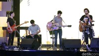 Satu Hati dari NOAH juga dibawakannya sebagai lagu penutup penampilan mereka.