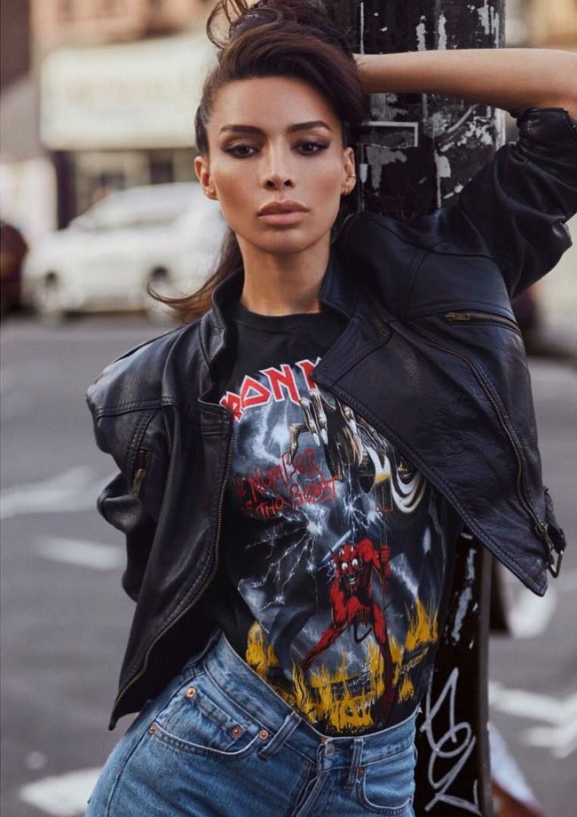 Model Ines Rau menjadi salah satu trangender yang cukup menginspirasi bagi sesamanya. Dalam wawancara dengan majalah Oyster, ia mengatakan selalu cinta dengan tubuhnya walaupun sebelum operasi kelamin. Ines pun memiliki kecantikan alami.  Foto: Instagram