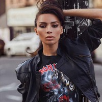 Model Ines Rau menjadi salah satu trangender yang cukup menginspirasi bagi sesamanya. Dalam wawancara dengan majalah Oyster, ia mengatakan selalu cinta dengan tubuhnya walaupun sebelum operasi kelamin. Ines pun memiliki kecantikan alami.  Foto: Instagram