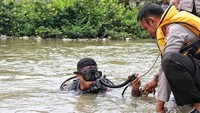 Tim SAR gabungan dari BPBD Kabupaten Bekasi, Polri-TNI, termasuk Batalyon D Pelopor Satbrimob Polda Metro Jaya pun terjun ke lokasi. (@yondpeloporpmj/Instagram)