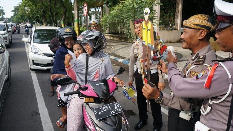 Gunakan Wayang Kulit, Cara Unik Sosialisasi Lalu Lintas di Jombang Gunakan Wayang Kulit, Cara Unik Sosialisasi Lalu Lintas di Jombang
