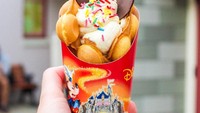 Waffle dengan topping es krim dan kepingan cokelat berbentuk kuping Mickey Mouse, jadi salah satu camilan yang paling digemari di Disneyland. Foto: Istimewa