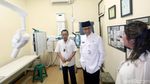Kunjungi Puskesmas, Anies Gendong Bayi