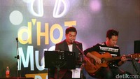 Bams saat tampil di dHOT Music Day 2018 di Kuningan City, Jakarta Selatan pada Jumat (9/3).