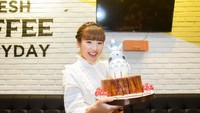 Haruka yang selalu tersenyum ini senang mendapatkan kue berbentuk Totoro. Kuenya lucu baanget!!  aku senang dapat kue totoro, tulis Haruka. Foto: Instagram @haruuuu_chan