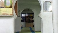 Interior masjid yang didominasi oleh tembok warna putih dan karpet berwarna merah strip biru. Kabar terakhir, aktivitas keagamaan tetap dilakukan di area masjid yang tidak terpengaruh penyerangan babi liar (irwan_ariffin/Instagram)